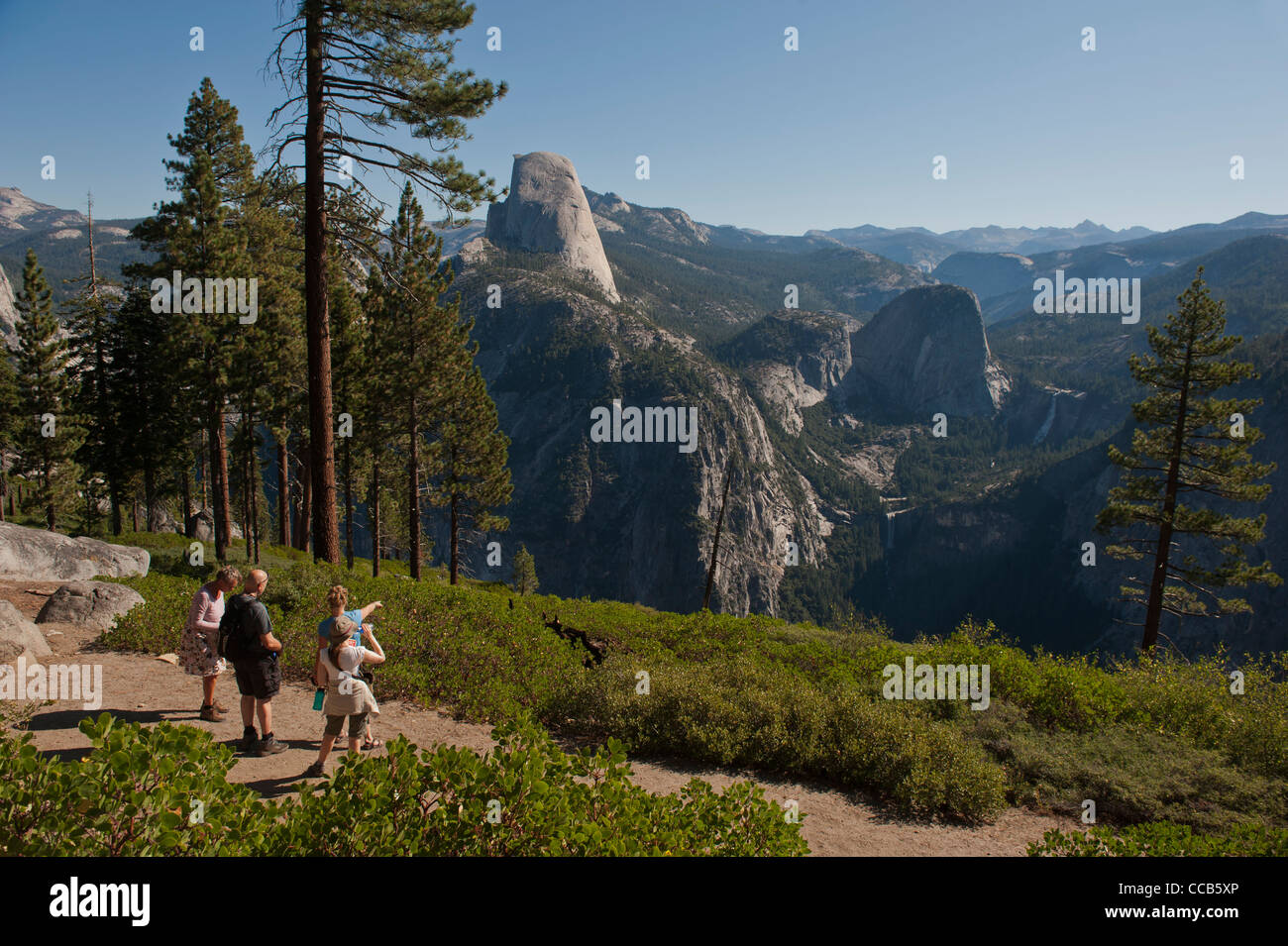 Wanderer auf dem Panorama-Trail Glacial Ausgangspunkt. Yosemite-Nationalpark. Kalifornien. USA Stockfoto