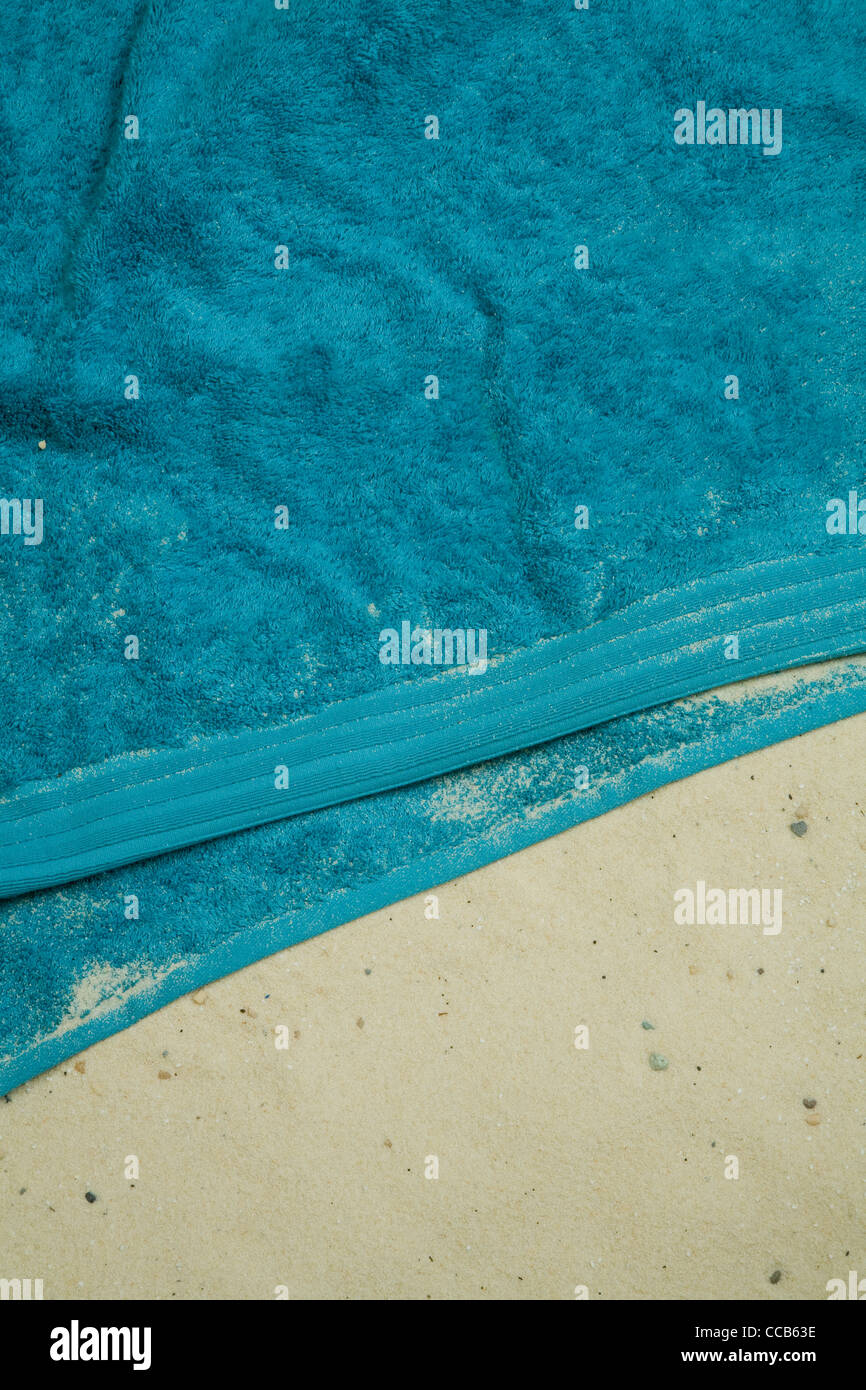 Aquablau Handtuch auf sand Stockfoto