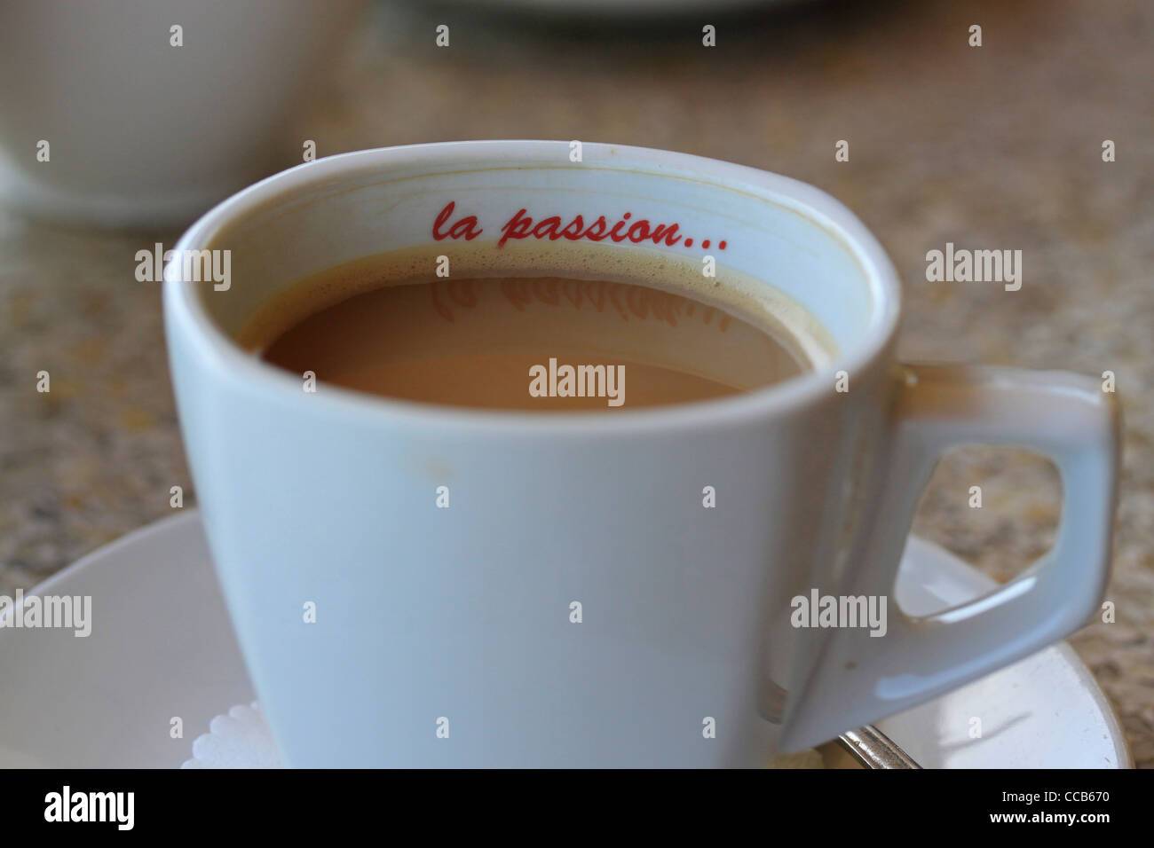 Tasse Kaffee mit Milch und die Worte "La passion" in der Tasse. Stockfoto