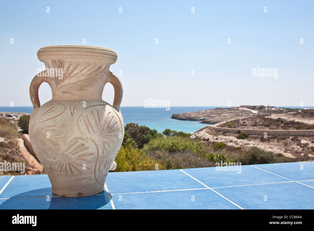 Eine Amphore am blauen Himmel, Lampedusa Stockfoto