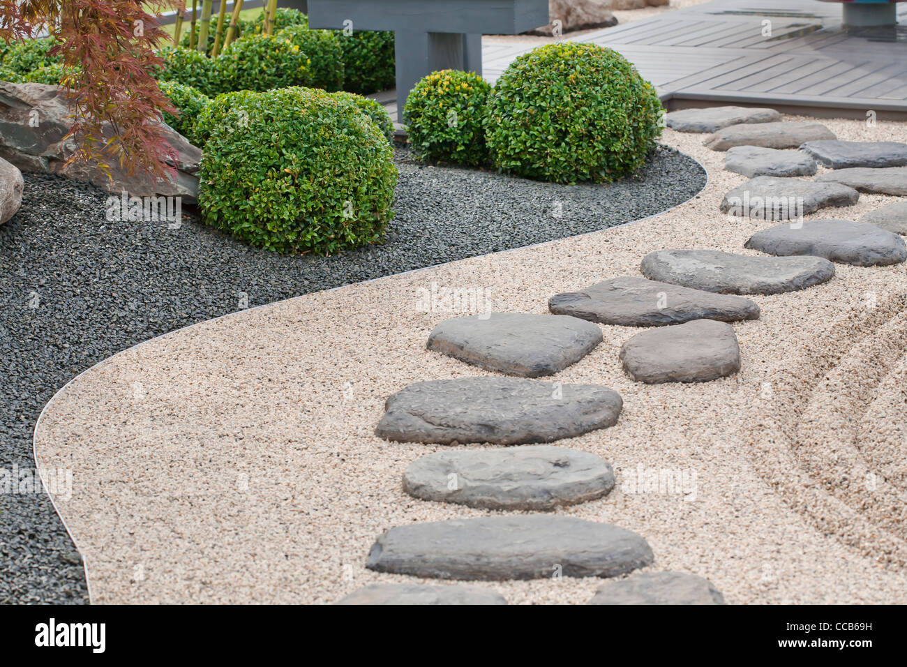 Steping Stones auf Schotter Weg im japanischen Garten Stockfotografie