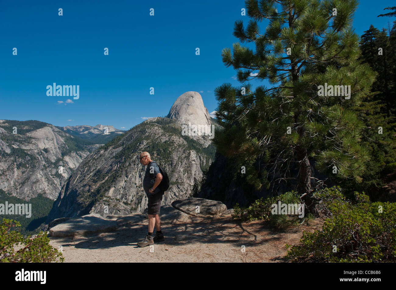 Männliche Wanderer an Panorama-Punkt. Panorama Trail.Yosemite Nationalpark. Kalifornien. USA Stockfoto