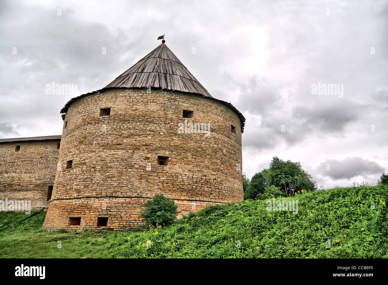 alte Festung am grünen Hügel Stockfoto