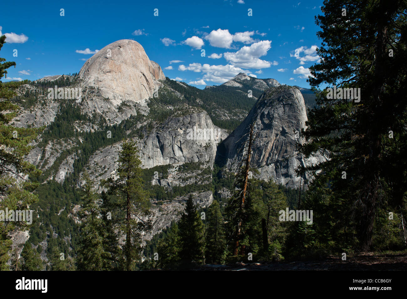 Rückseite des Half Dome betrachtet Liberty Cap und Mount Broderick von The Panorama Trail. Yosemite-Nationalpark. Kalifornien. USA Stockfoto