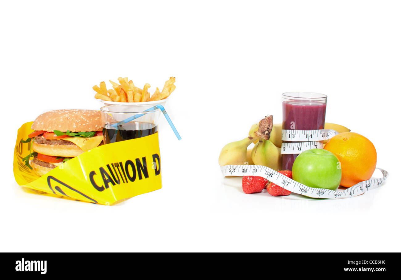 Lifestyle-Wahl zwischen Junk-Food, umgeben mit einem Absperrband und Früchte mit einem Maßband Stockfoto
