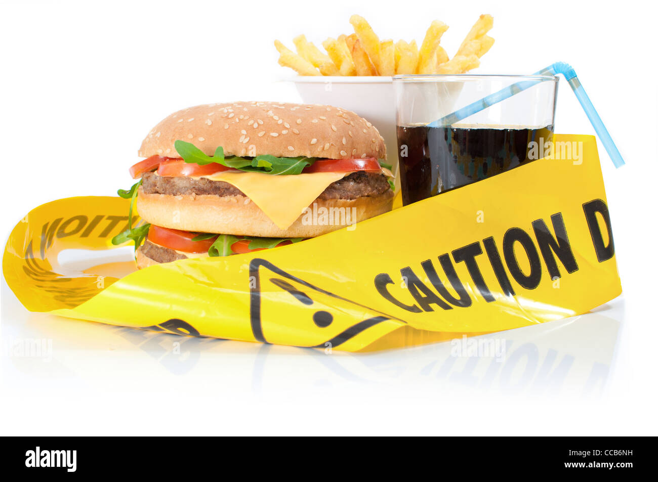 Vorsicht Klebeband umwickelt ein Take-Away essen einschließlich einen Burger, Pommes Frites und Softgetränk Stockfoto