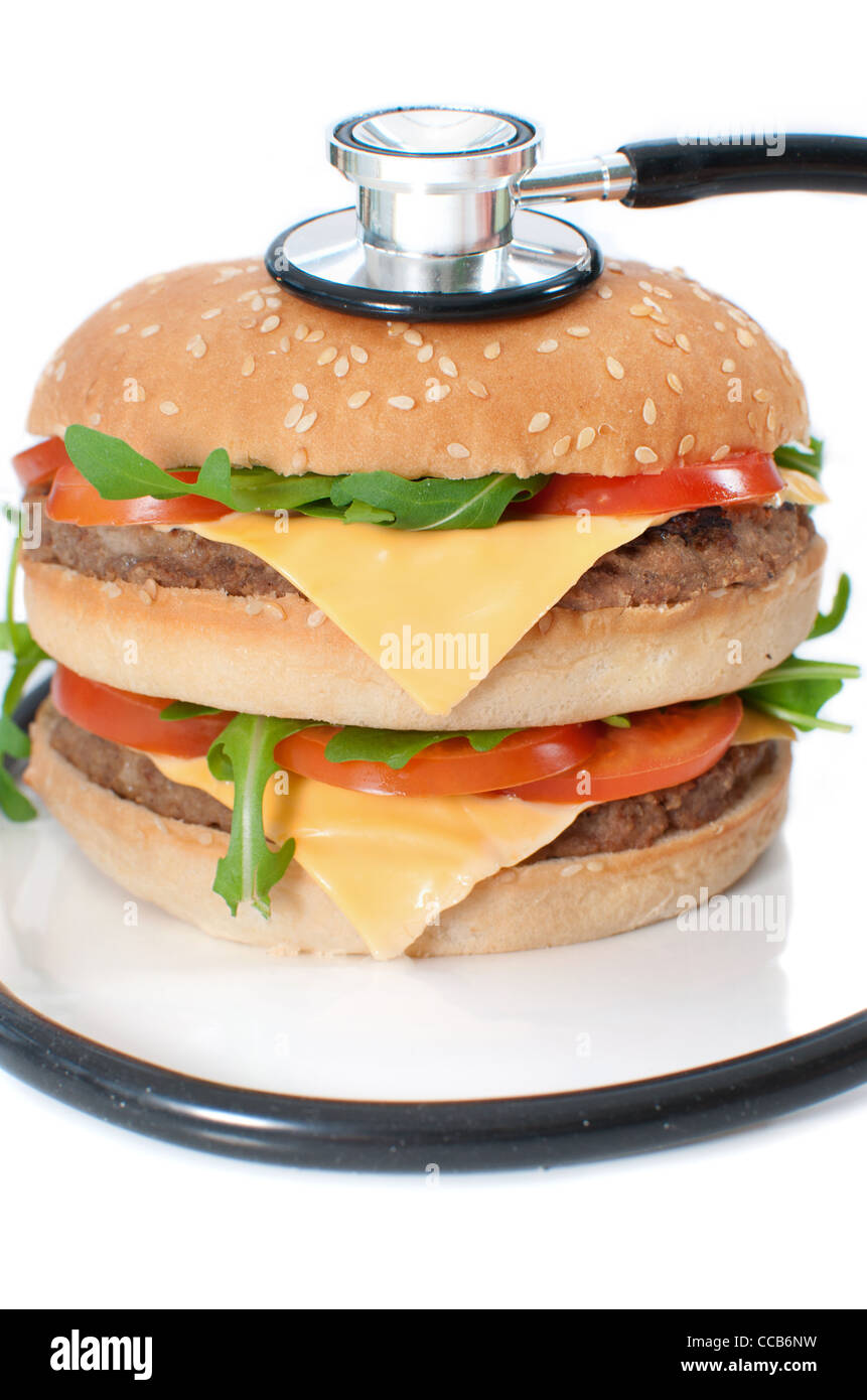 Stethoskop um eine ungesunde doppelten cheeseburger Stockfoto