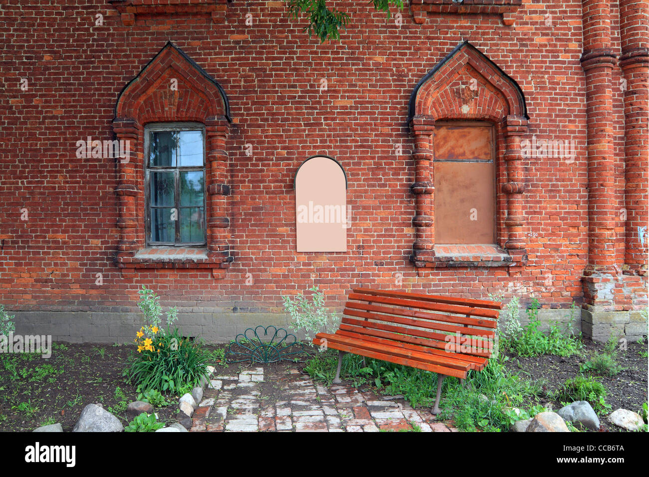 rote Bank auf dem Friedhof Stockfoto