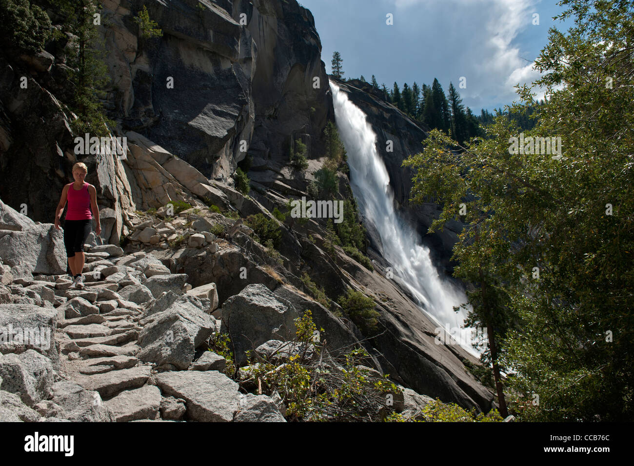 Junge Frau Nebel Wanderweg. Yosemite-Nationalpark. Kalifornien. USA Stockfoto