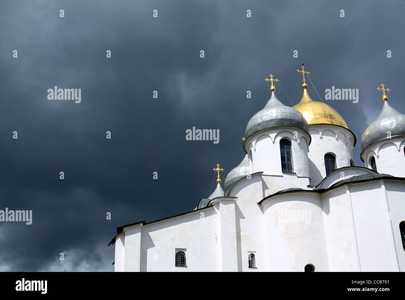 christliche orthodoxe Kirche auf wolkigen Hintergrund Stockfoto