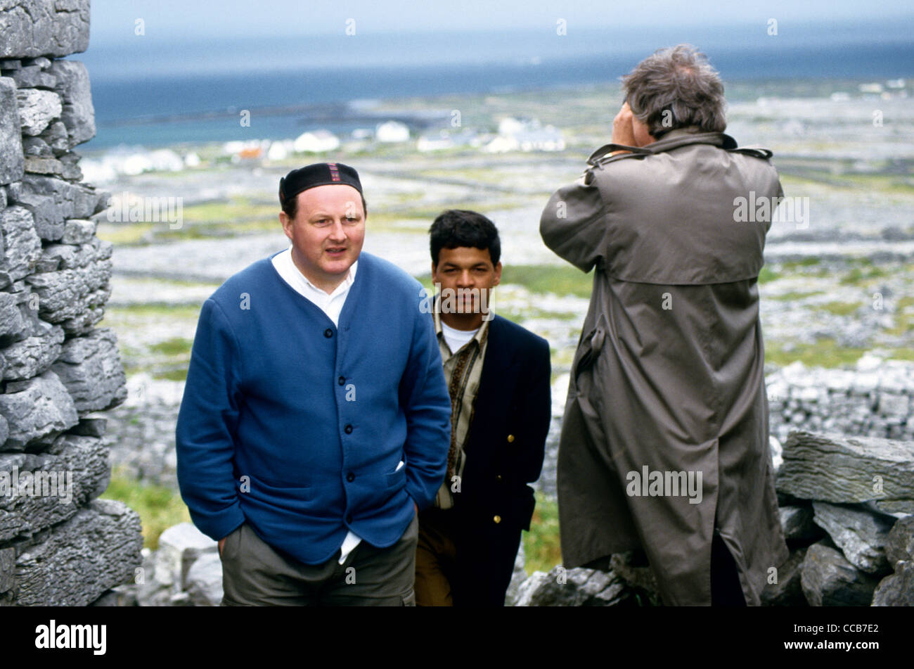 Literarische Enthusiasten sammeln für Messungen innerhalb einer Eisenzeit Fort in Inismor, der größten der Aran-Inseln-Galway-Irland Stockfoto