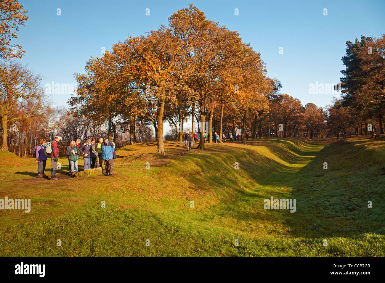 Ein Wandern Club im Rough Castle römisch Fort auf der Antoninuswall Stockfoto