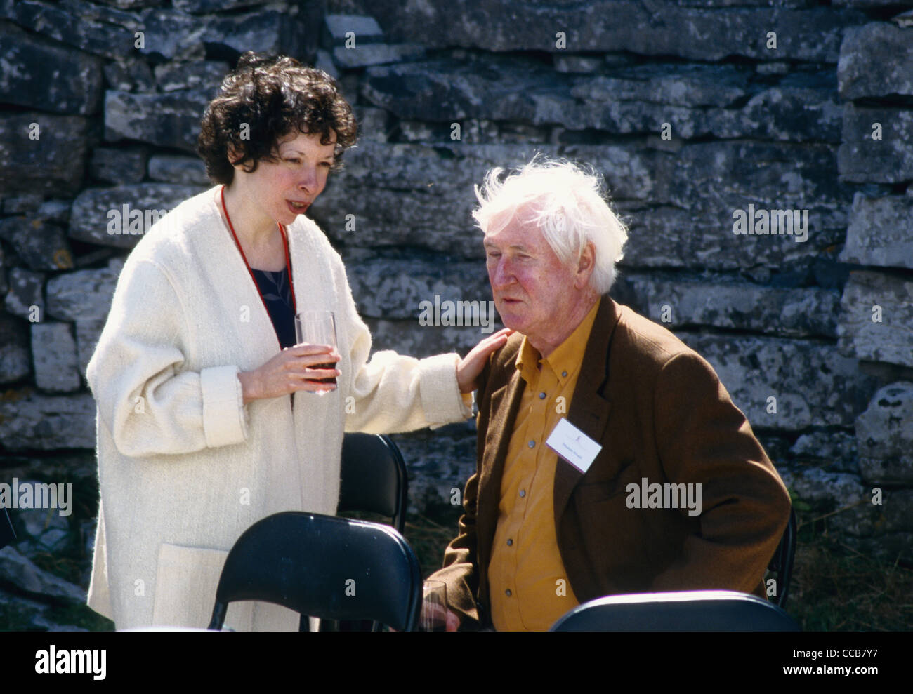 Literarische Enthusiasten sammeln für Messungen innerhalb einer Eisenzeit Fort in Inismor, der größten der Aran-Inseln-Galway-Irland Stockfoto