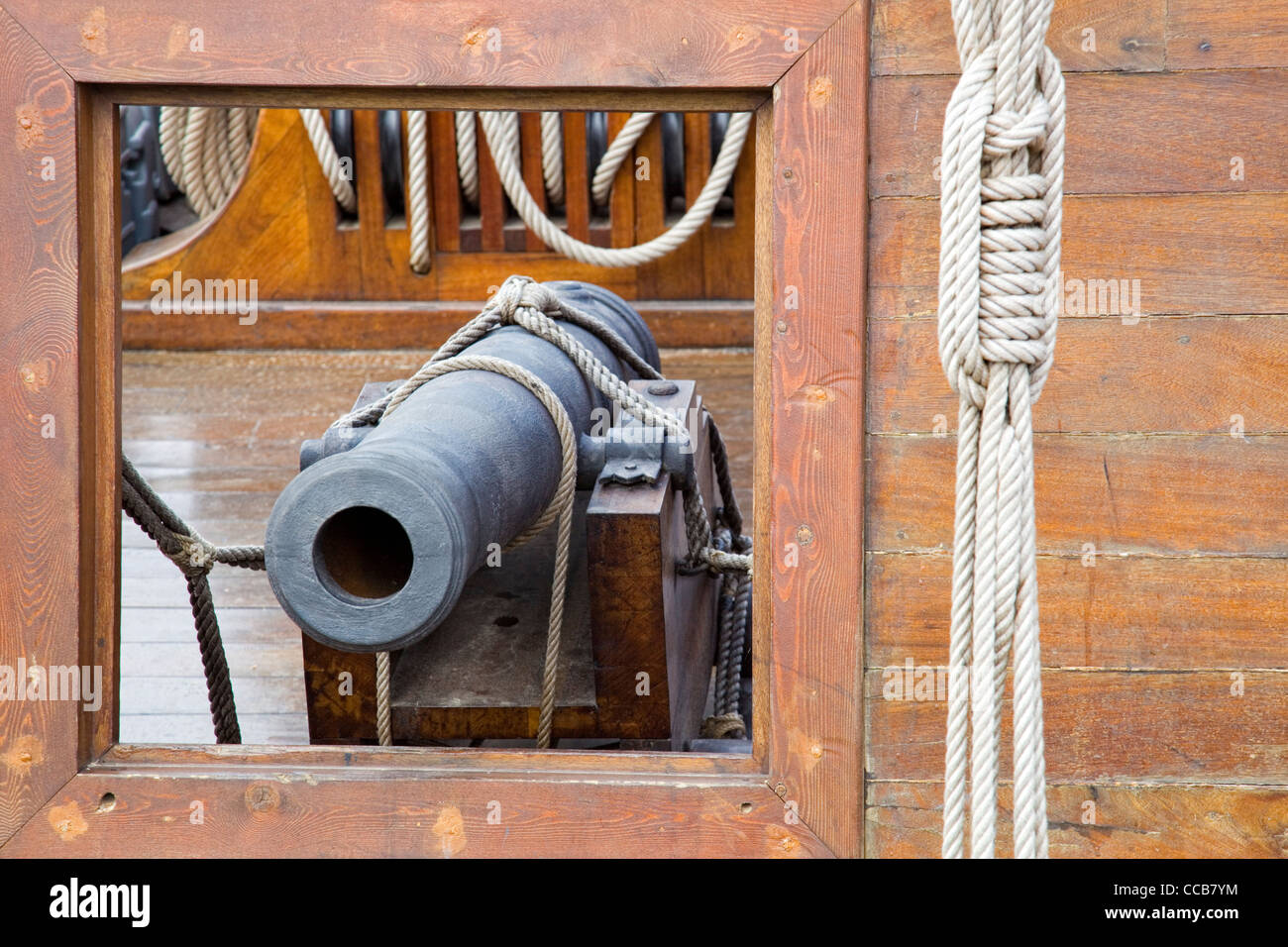 Alte Kanone in einem alten Piratenschiff Stockfoto