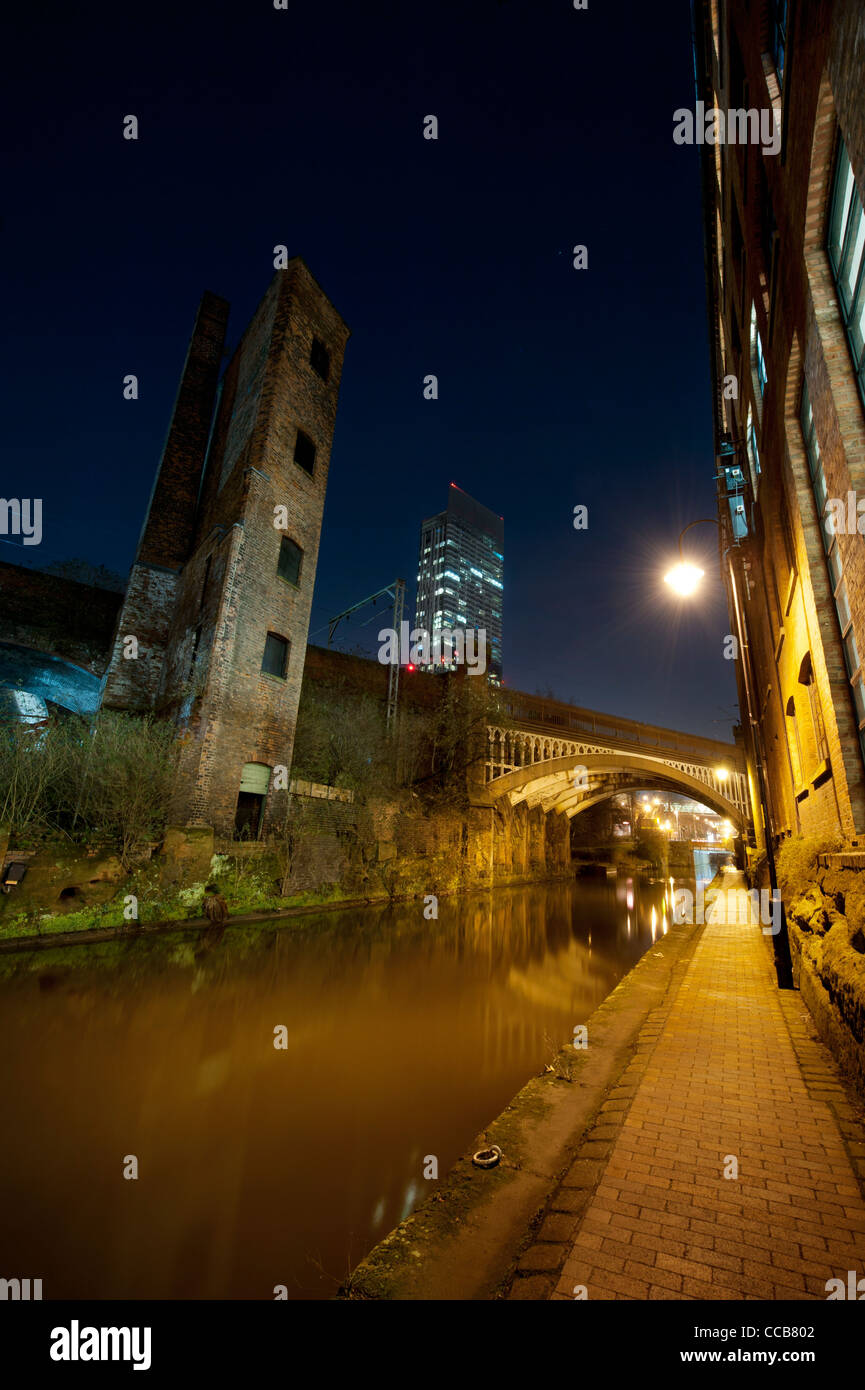 Eine Nachtaufnahme des Kanals im Castlefield, Manchester mit Beetham Tower im Hintergrund. Stockfoto
