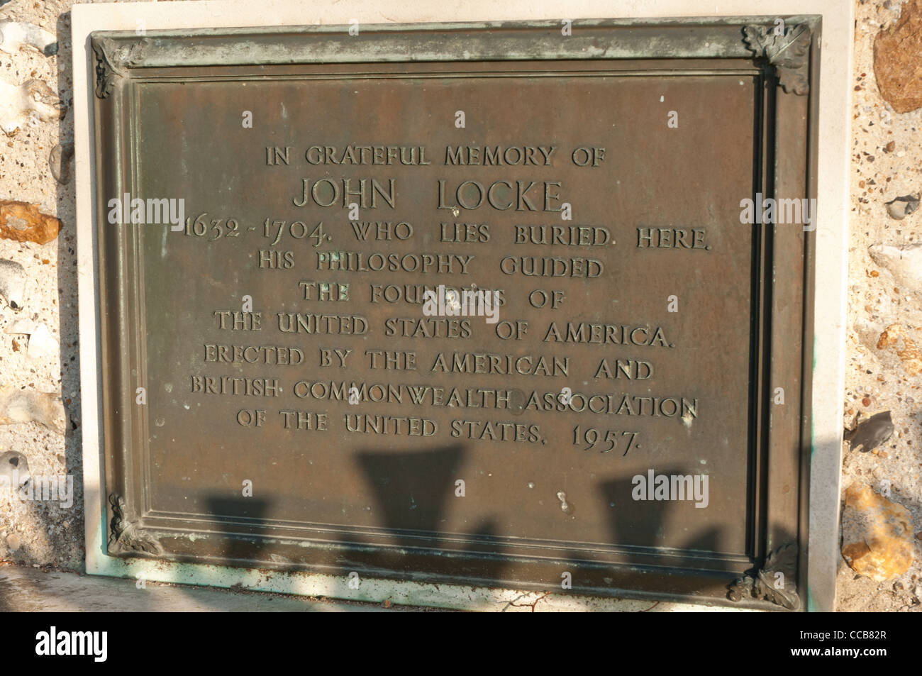 All Saints Church, hohe Laver, Essex, England zeigt das Denkmal des englischen Philosophen John Locke. Stockfoto