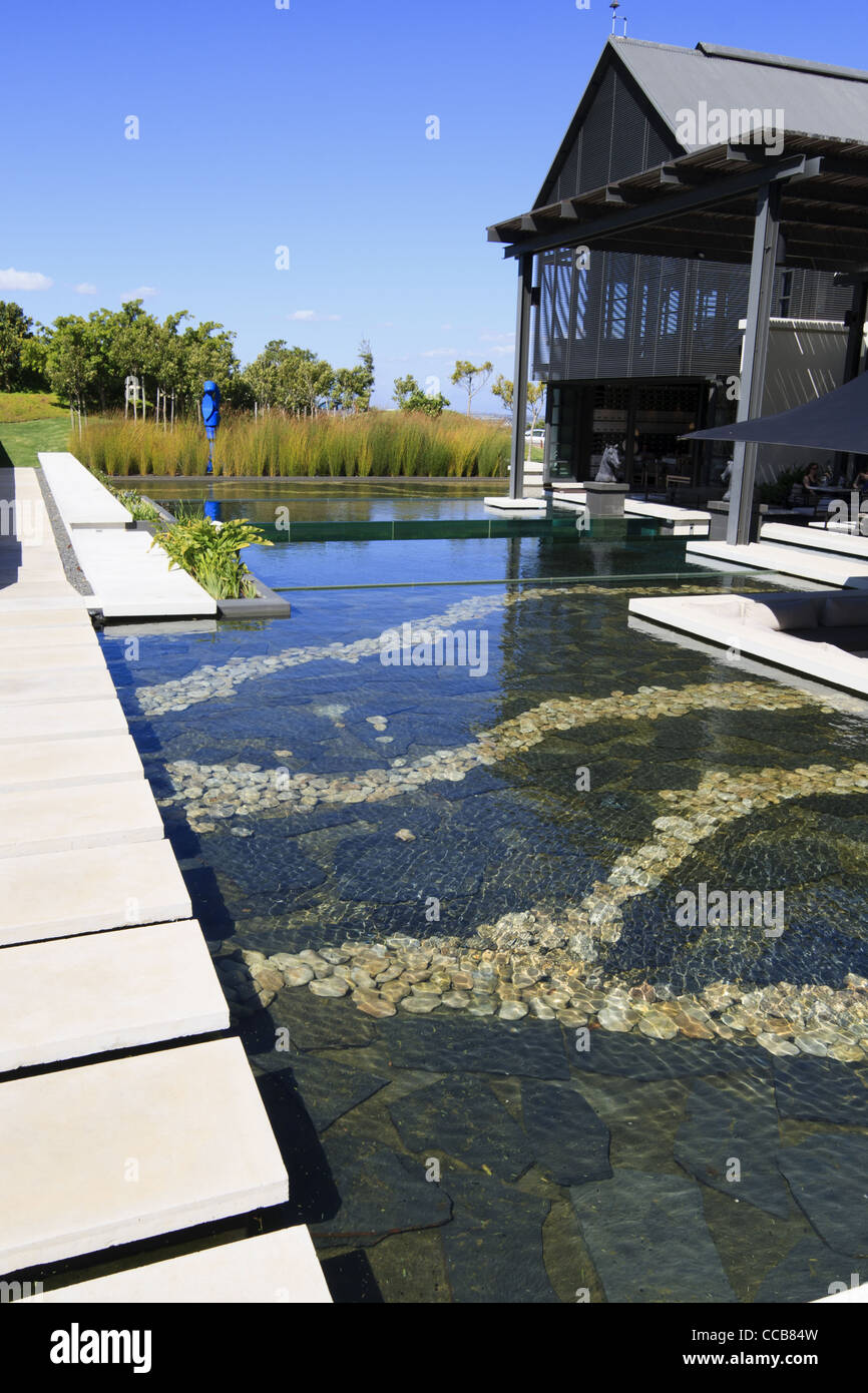 Modernes Gebäude mit Wasser Feature mit Kiesel und Steinen Stockfoto