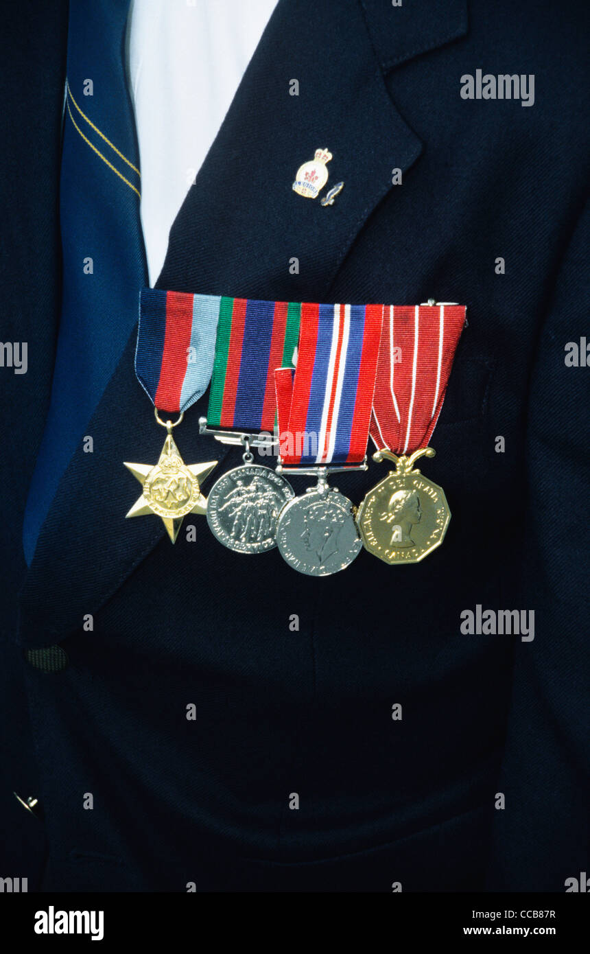 Vier kanadische Krieg Medaillen von WW-2 sind auf eine Jacke von einem Veteranen Brust hängen. Stockfoto