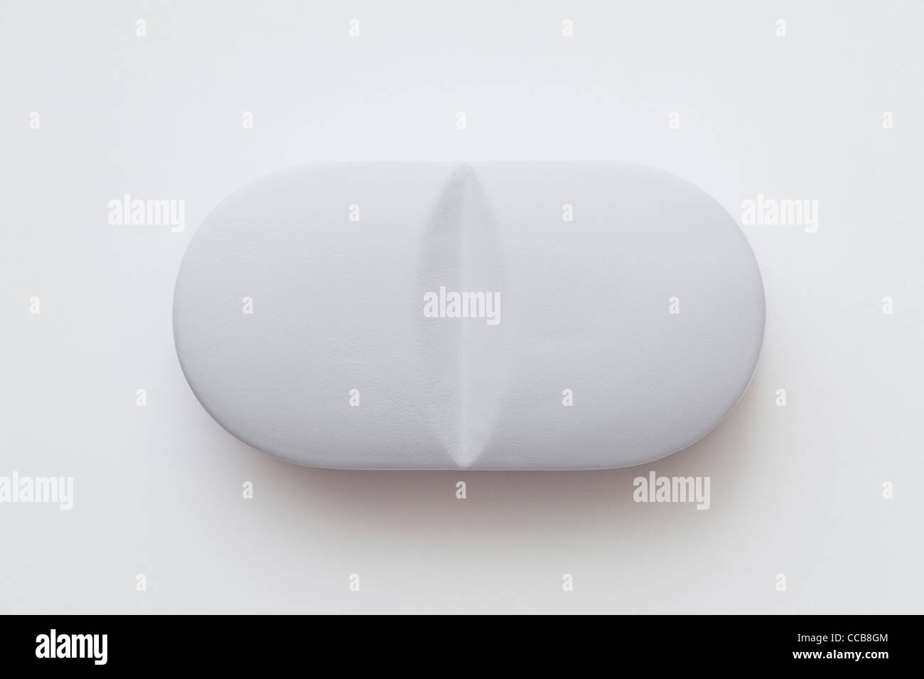 Einzige Pille auf weißem Hintergrund Stockfoto
