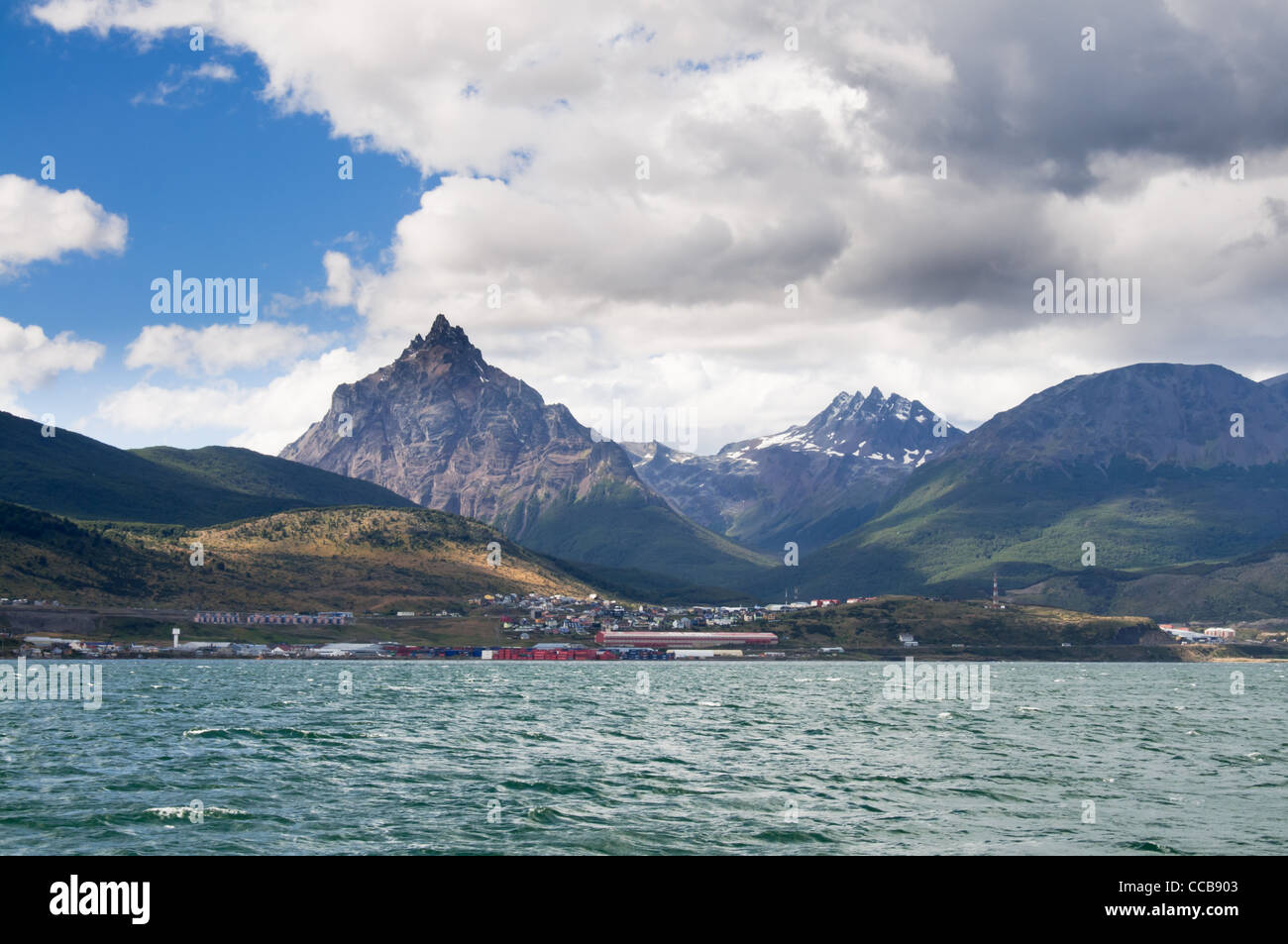 Blick Richtung Ushuaia vom Beagle-Kanal, Martial Berge im Hintergrund Stockfoto