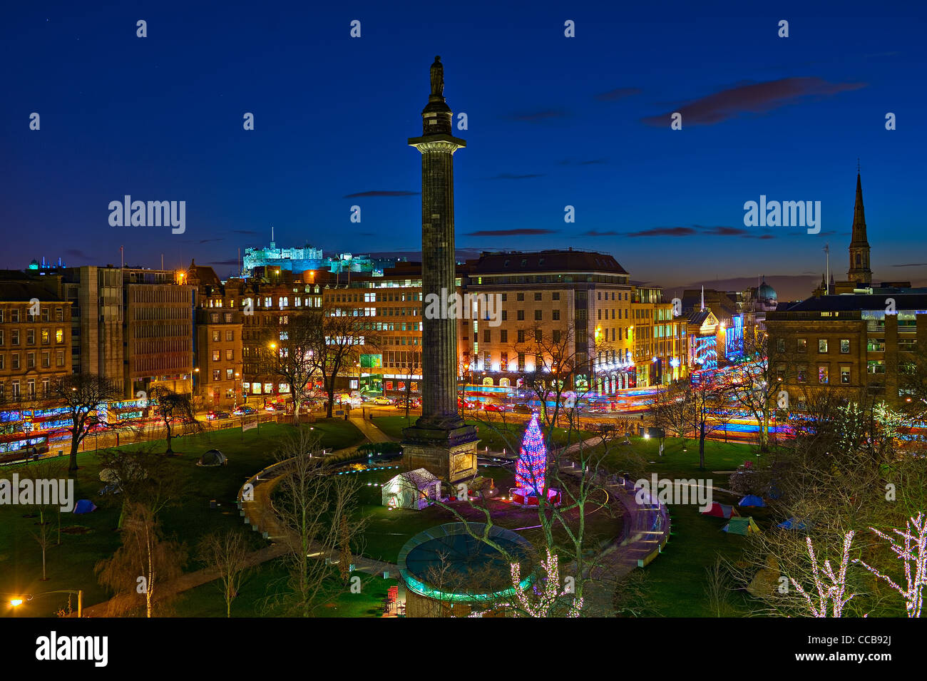 St Andrew Square, Edinburgh, Scotland, UK, Europa, in der Dämmerung, in der Weihnachtszeit. Stockfoto
