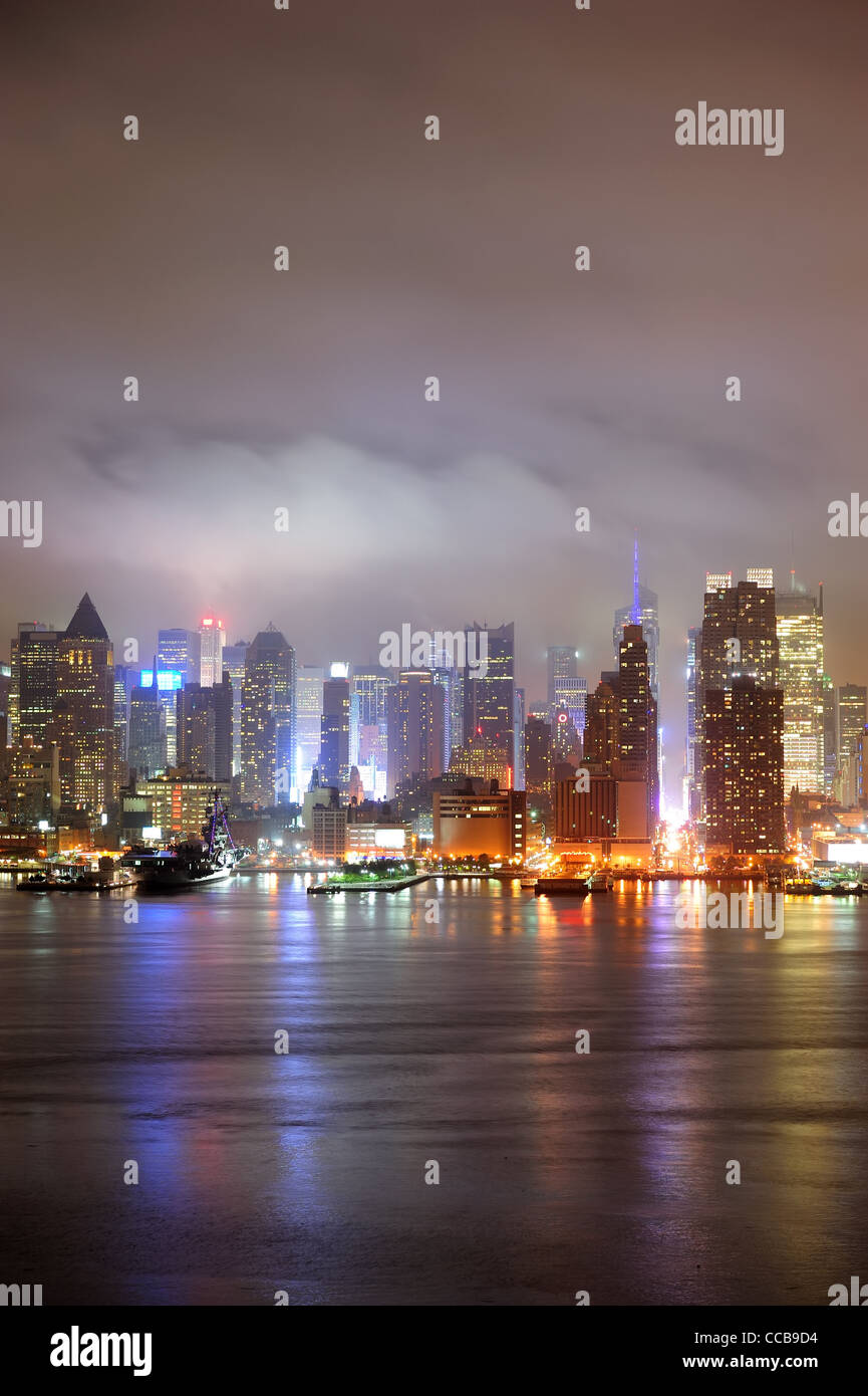 New York City Manhattan Midtown Manhattan Skyline bei Nacht mit Wolkenkratzern über Hudson River betrachtet von New Jersey. Stockfoto