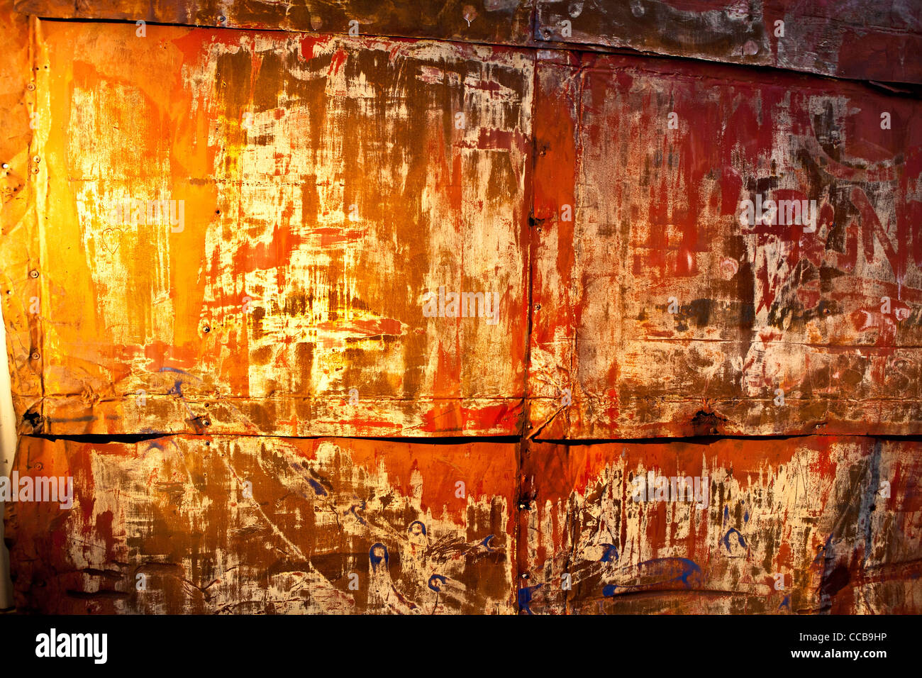 Rostigen Metallwand mit Alter Farbe und Modell in Melbourne, die alte und neue Mode-Stil 2012, launisch, nervös Schuss in der Nacht warm leichte Rost Stockfoto
