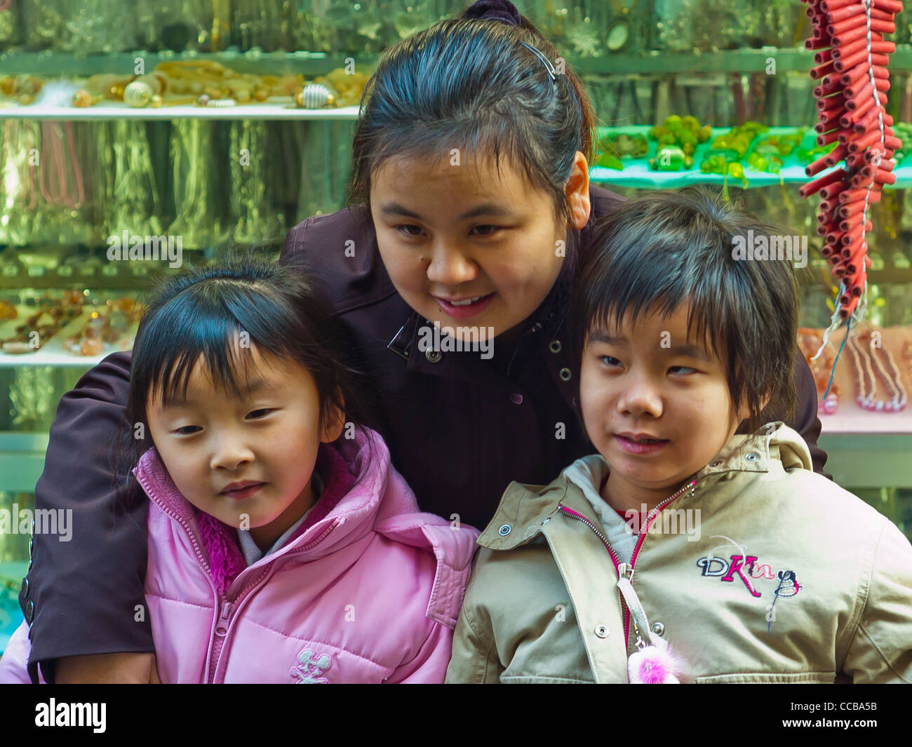 Paris, Frankreich, Porträt, Chinesische Junge Kinder, Chinesische Neujahrskarneval in der Minderheitenfamilie der Straßenmigranten Stockfoto