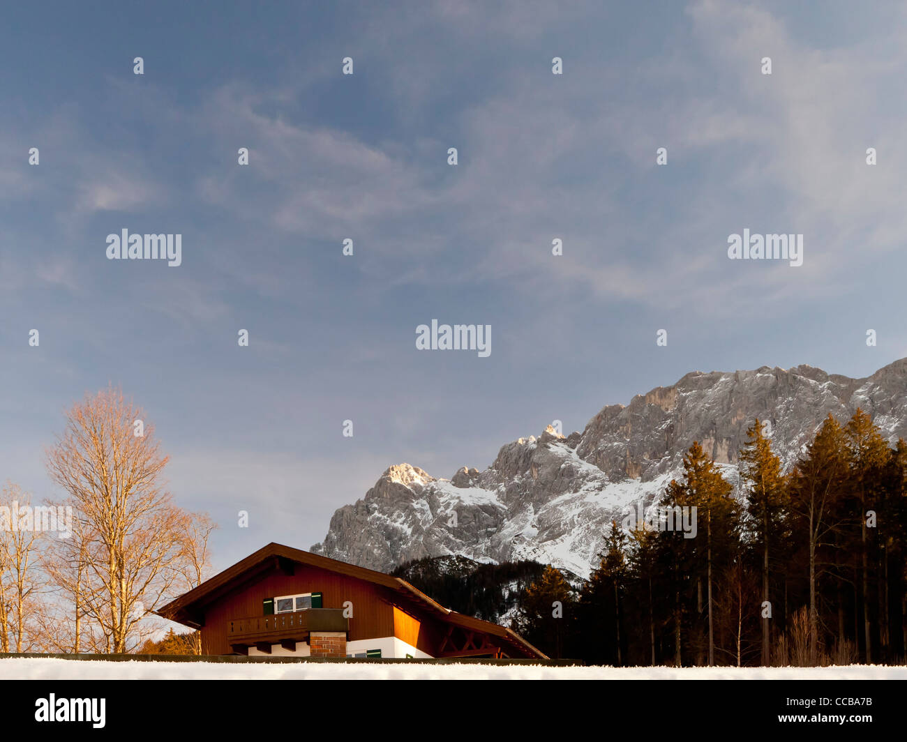 Hütte in den Alpen mit Abendsonne Stockfoto