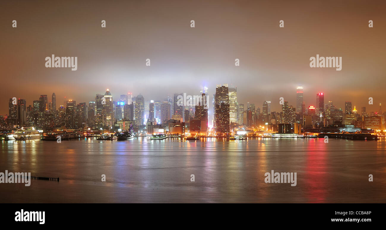 New York City Manhattan Midtown Panorama Skyline bei Nacht mit Wolkenkratzern über Hudson River betrachtet von New Jersey. Stockfoto