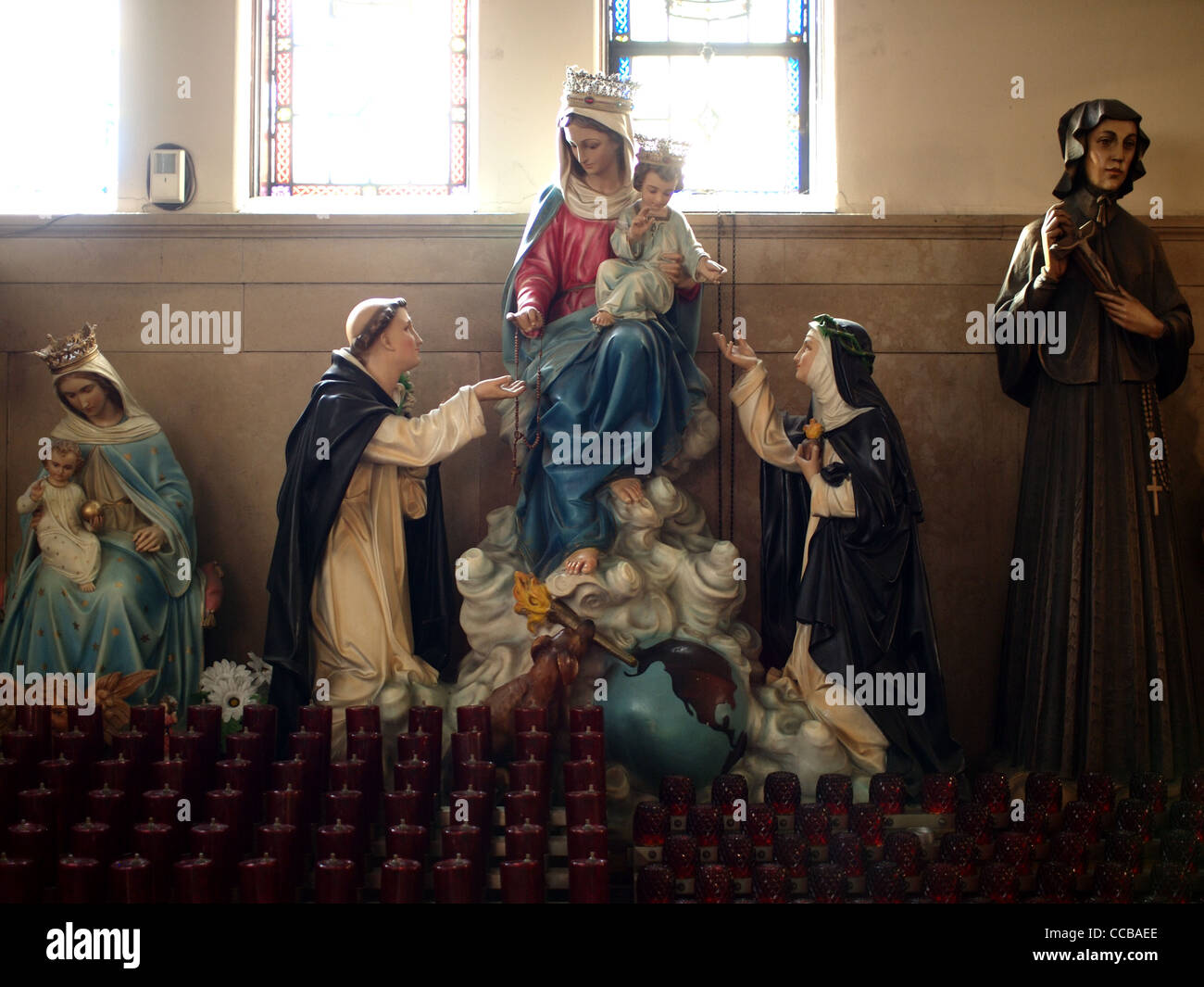 Statuen von katholischen Heiligen im Altarraum der Kirche Our Lady of Mount Carmel, Brooklyn, New York Stockfoto