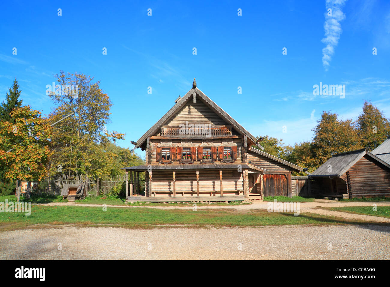 altes Holzhaus im Dorf Stockfoto