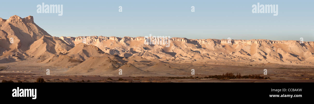 Lange Panorama-Aufnahme der Böschung bei Sonnenuntergang, Dakhla Oase Ägypten Afrika Stockfoto