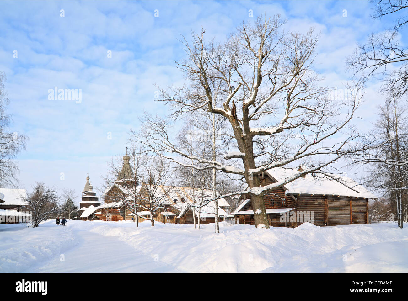 hölzerne Kapelle im Winterdorf Stockfoto