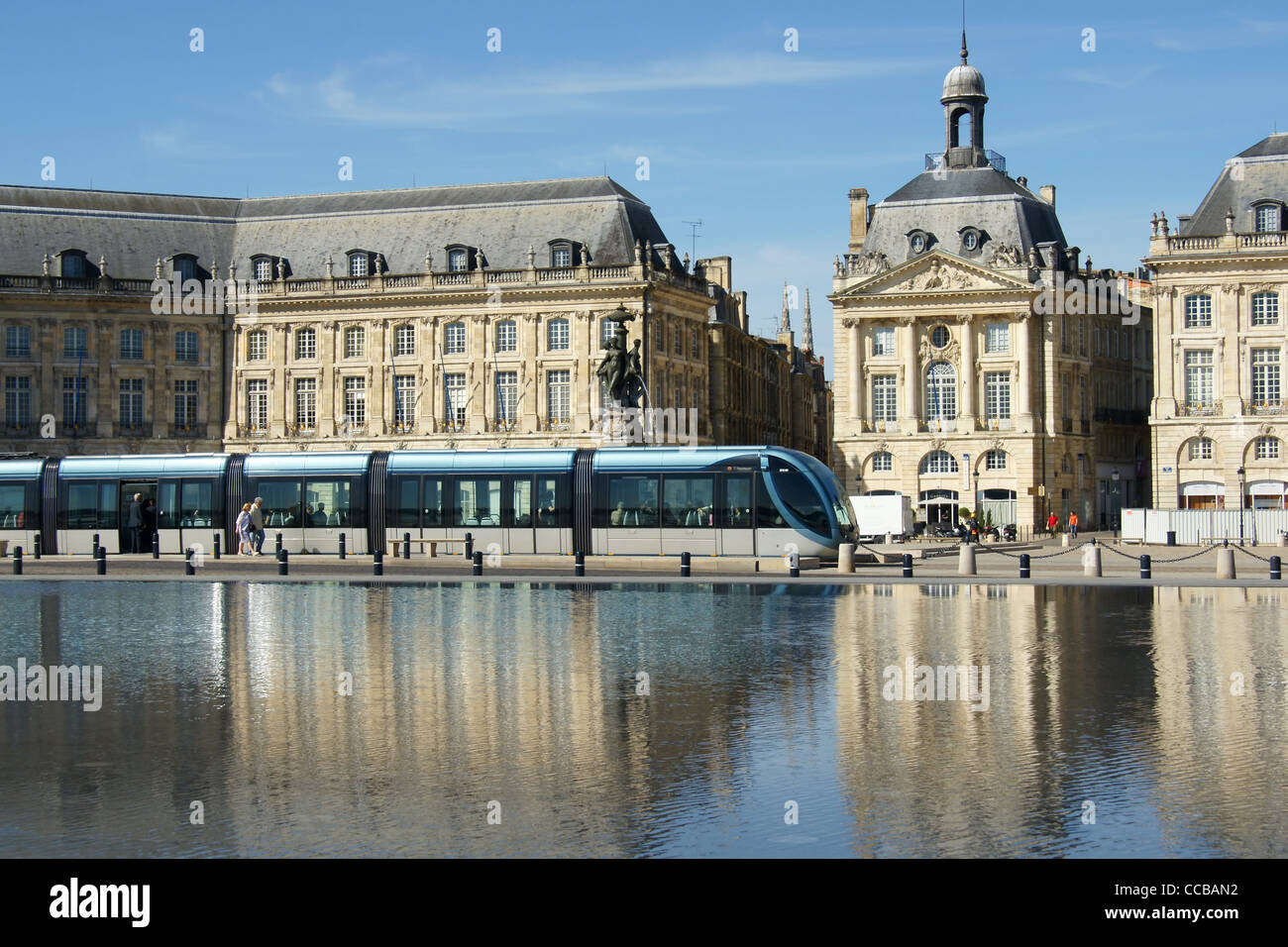 Straßenbahn von Miroir d ' eau, Place De La Bourse, Bordeaux, Frankreich Stockfoto