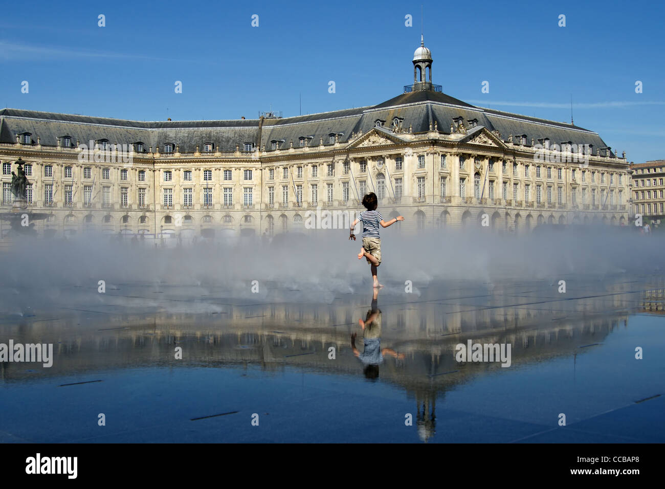 Kind läuft über Miroir d ' eau, Bordeaux Stockfoto