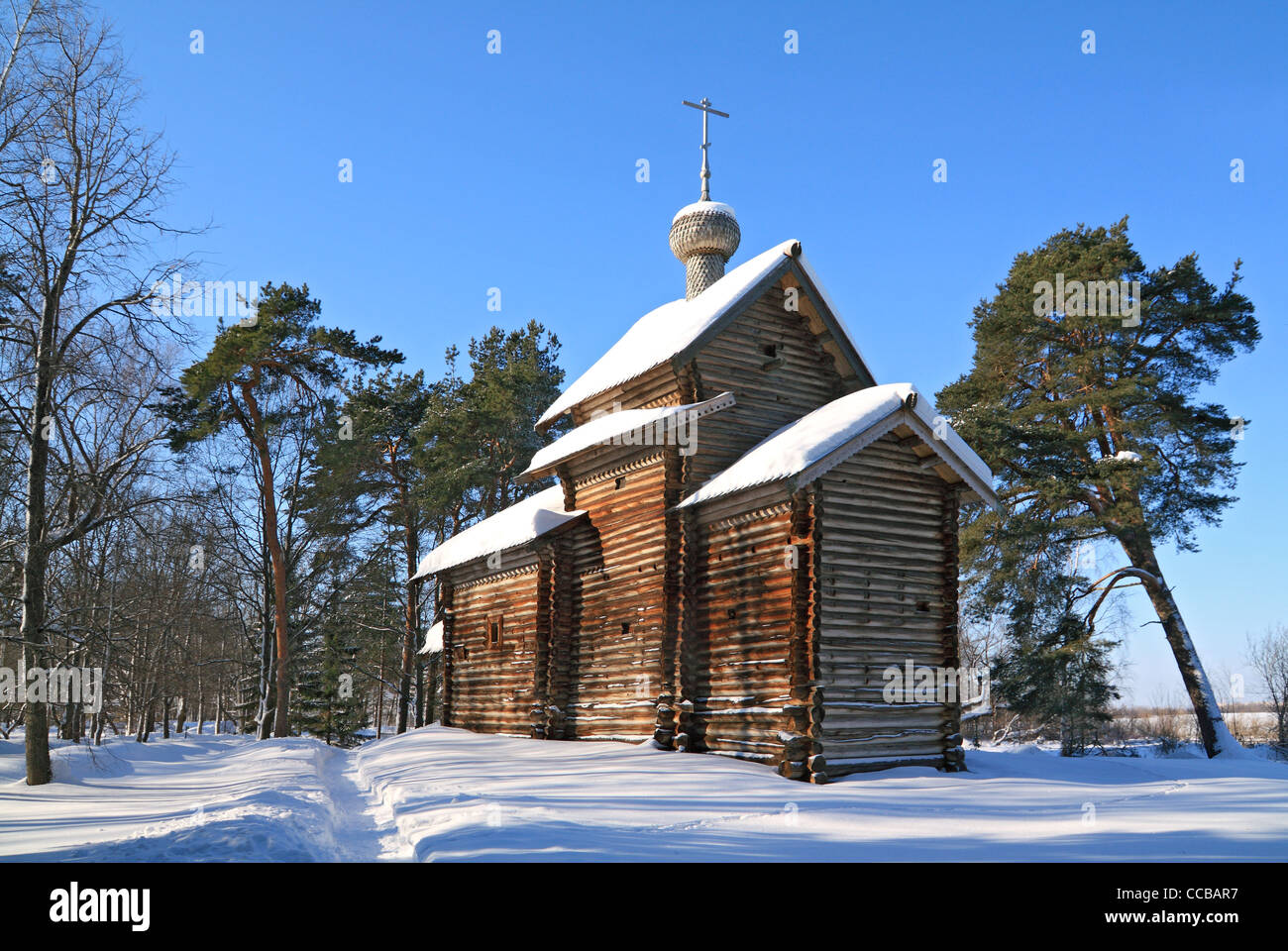 christliche Kapelle im Winterdorf Stockfoto