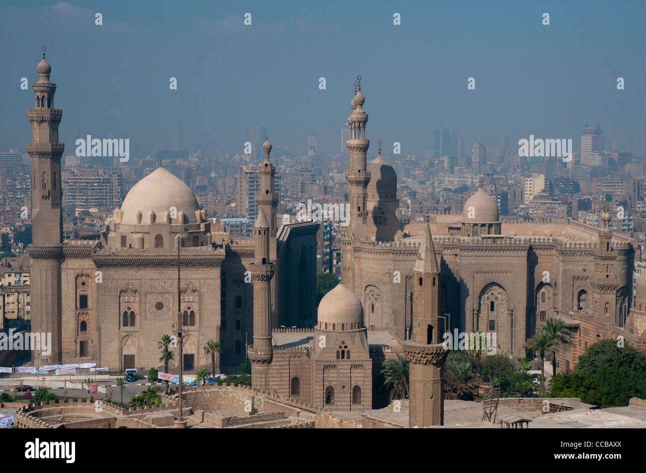 Zwei Moscheen Sultan Hassan und Ar-Rifai, gesehen von der Zitadelle, Cairo Stockfoto