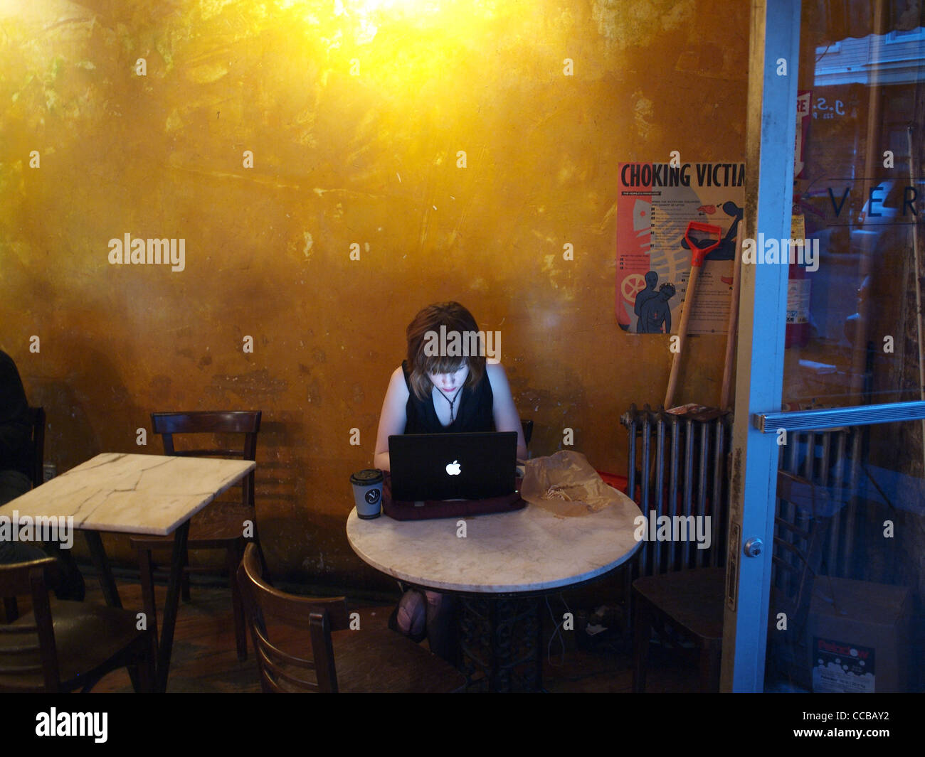 Patron in Verb-Internet-Café, Brooklyn, New York Stockfoto