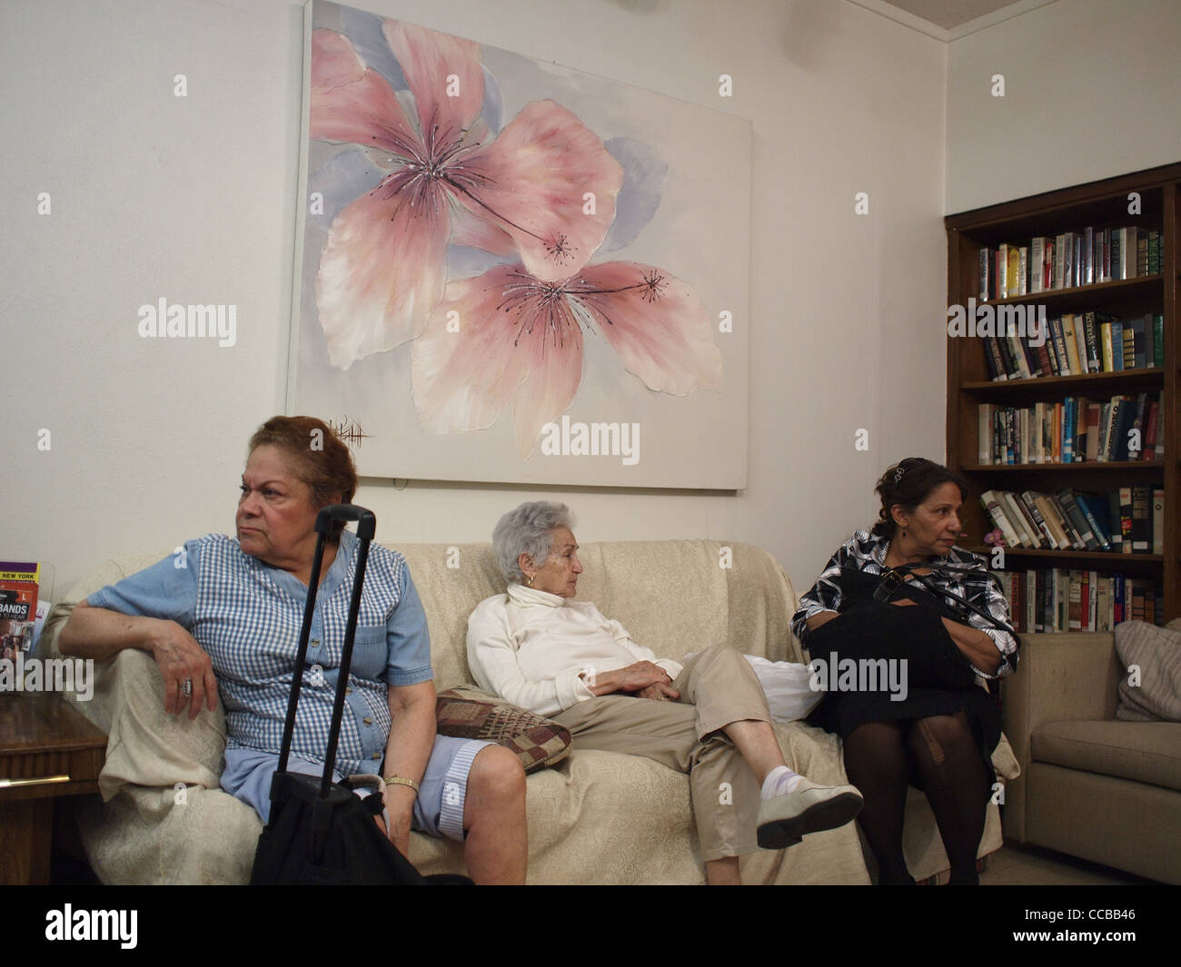 Seniorinnen und Senioren Entspannung in Bibliothek, Catholic Charities Senior Center, Brooklyn, New York Stockfoto