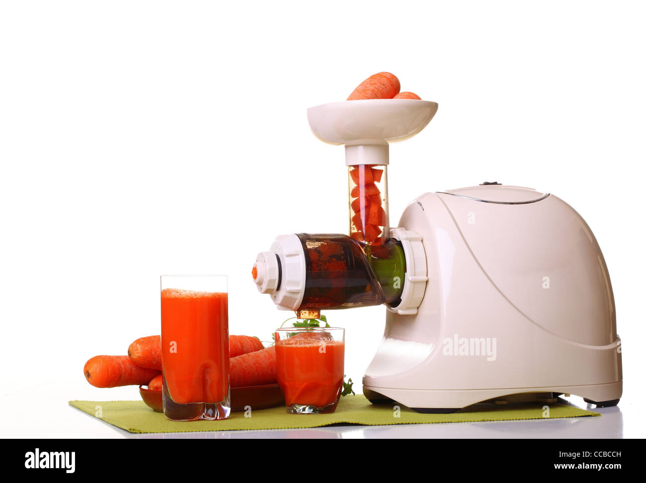 Entsafter und Karotte isolierten weißen Küche vorbereiten Stockfoto