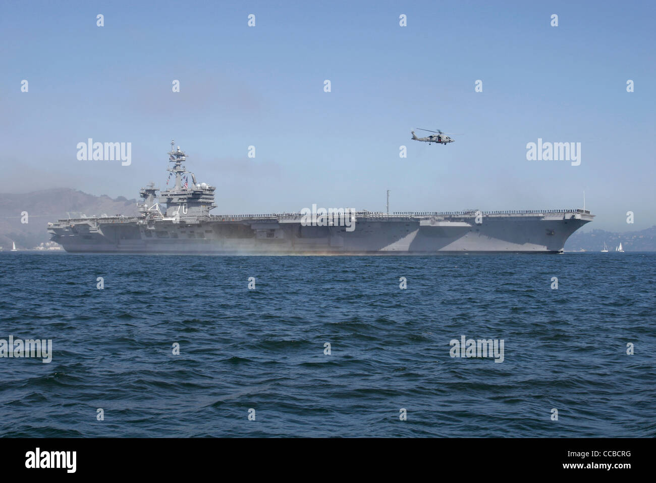 Flugzeugträger der Nimitz-Klasse USS Carl Vinson (CVN-70) tritt in San Francisco Bay. Stockfoto