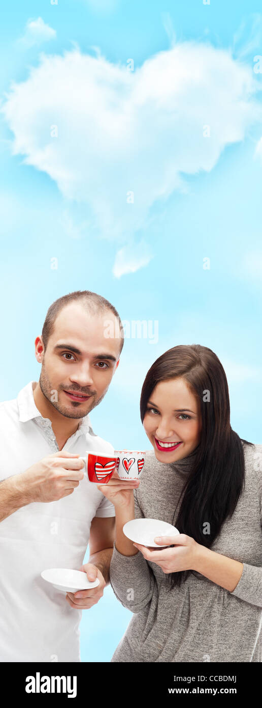 Porträt des jungen schönen Paare, Tee oder Kaffee trinken zusammen am romantischen Backgroud mit Herzform Stockfoto