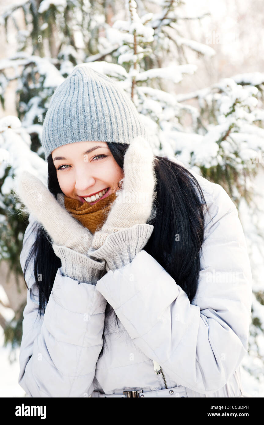 Porträt von jungen schönen Mädchen im Freien im Winter Spaß und Blick in die Kamera. Warme Kleidung zu tragen Stockfoto