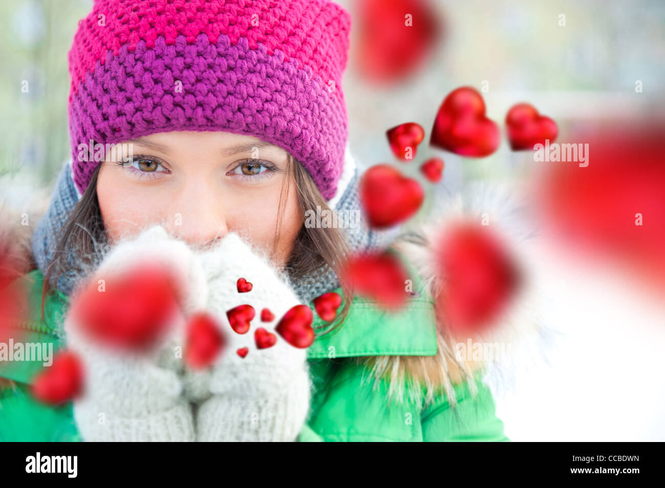 Glückliches Mädchen denken, Liebe und Spaß im Freien im winter Stockfoto