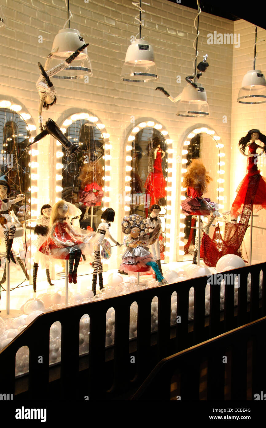 Weihnachtsfenster in den Galeries Lafayette, "Noël Rock ' n ' -Modus", Haussmann Boulevard, Paris, Frankreich Stockfoto