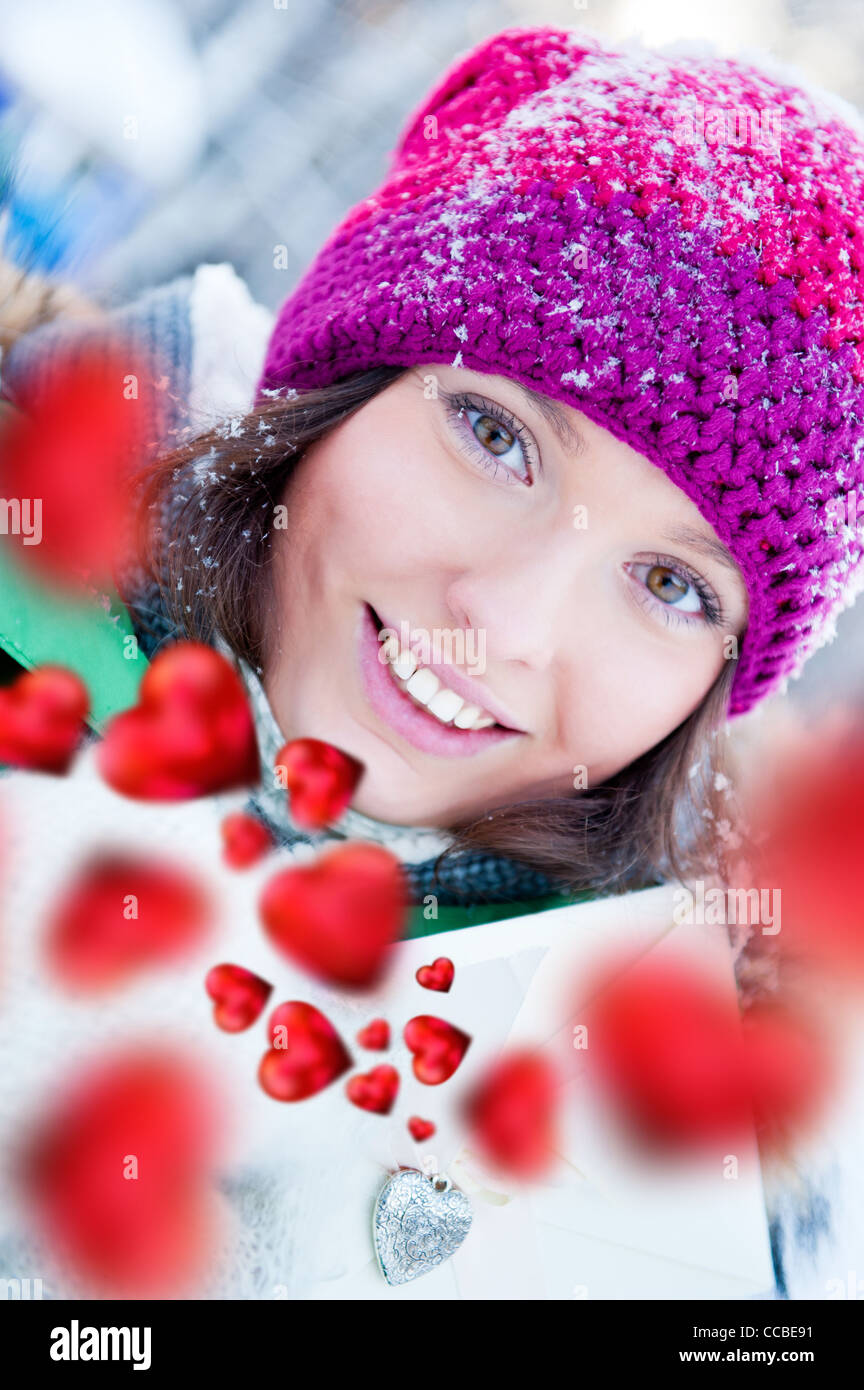 Schöne und fröhliche junge Lady in eine fröhliche Stimmung im Freien im winter Stockfoto