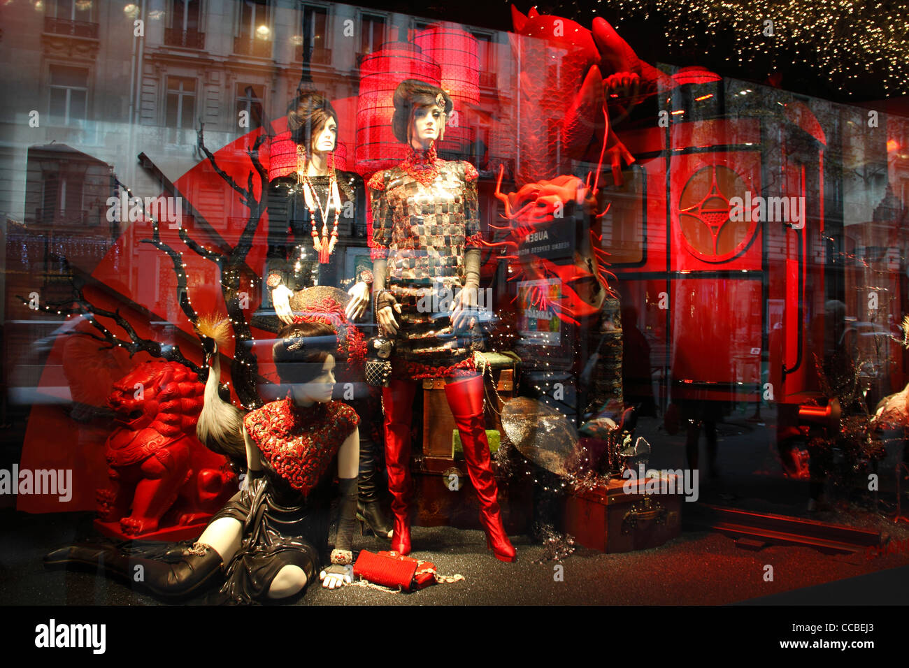 Weihnachtsfenster im Kaufhaus Printemps, eine Hommage an Karl Lagerfeld, Haussmann Boulevard, Paris, Frankreich Stockfoto