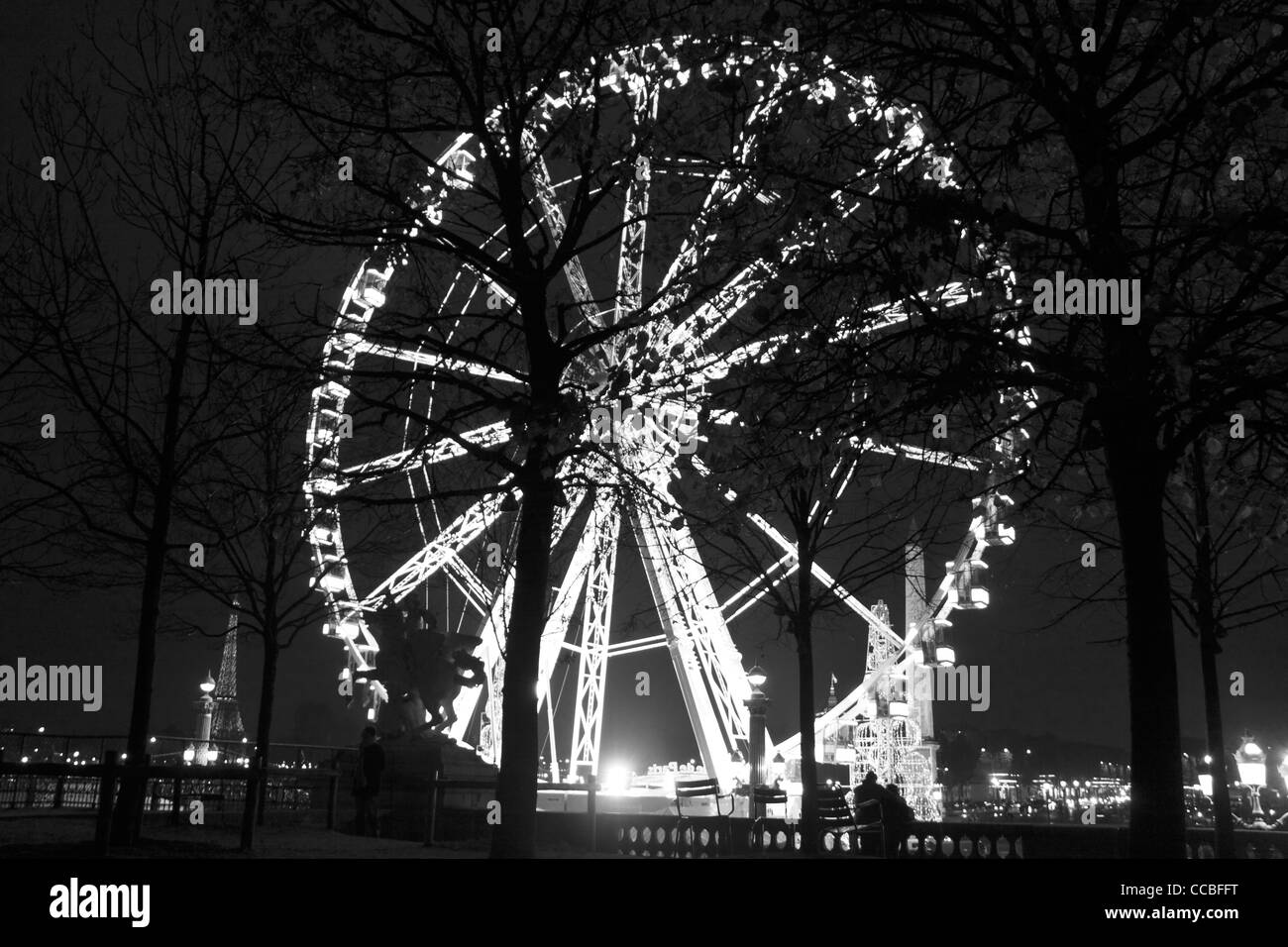 Place De La Concorde, Weihnachten Riesenrad durch Nacht und Aussicht auf den Eiffelturm, Paris, Frankreich Stockfoto