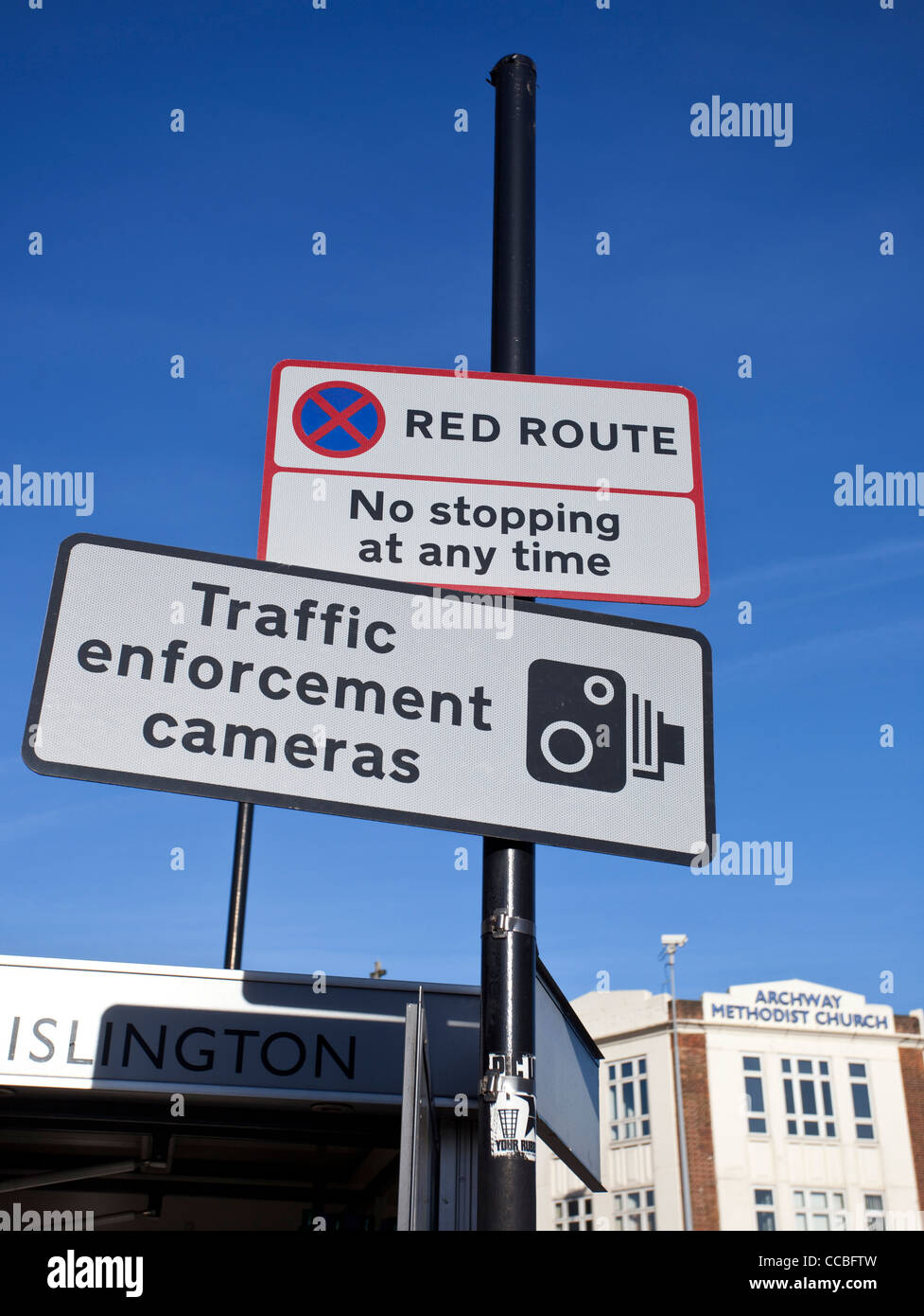 Kein anhalten, rote Route und Verkehr Durchsetzung Kameras Zeichen, Islington, England, UK Stockfoto